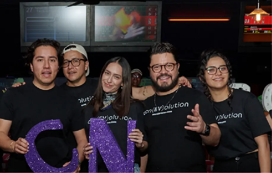 Dos personas sentadas